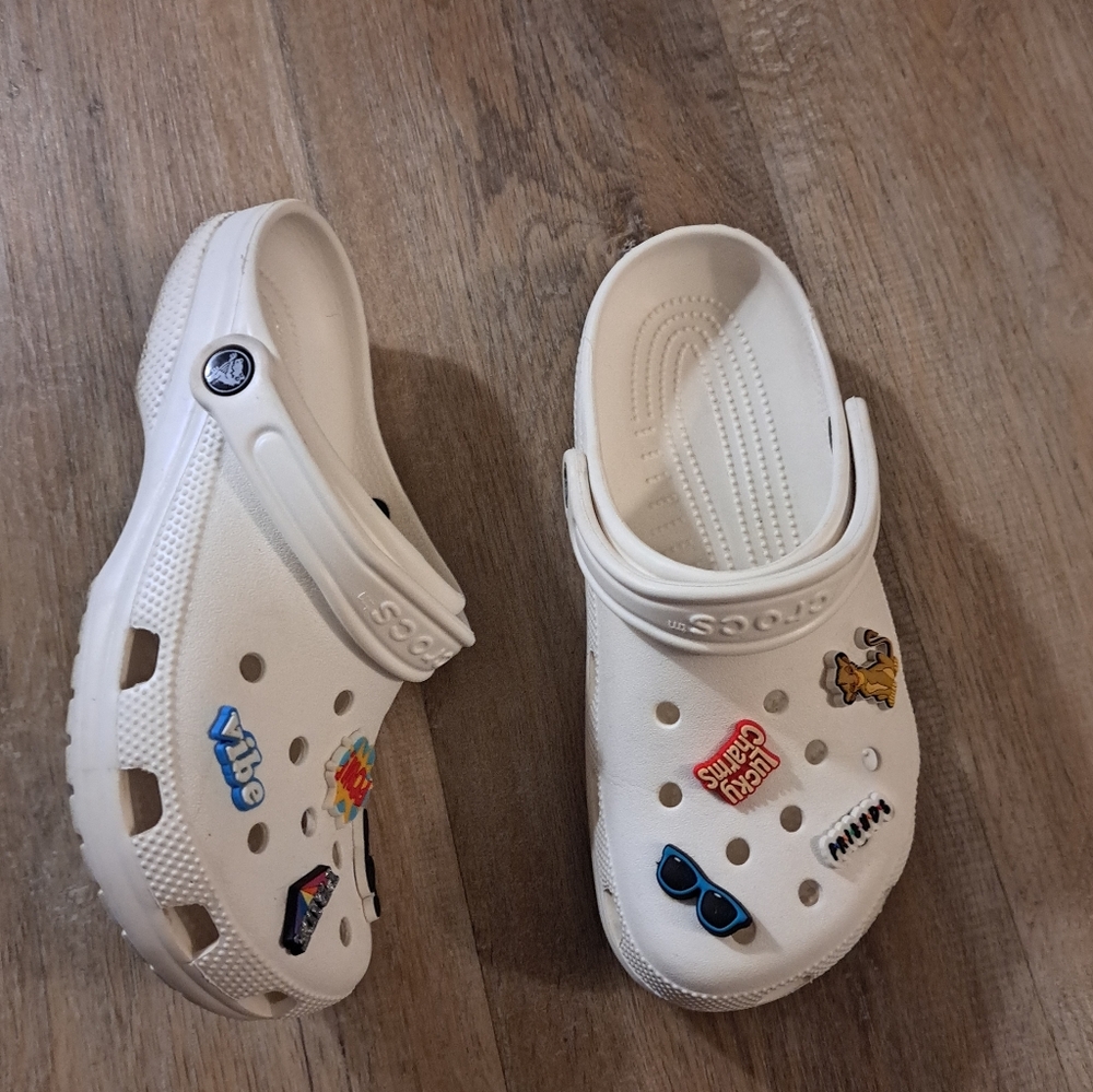 CROCS White Clog Shoes Fun Charms Women's Size 8 Men's Size 6